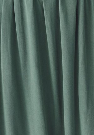 Groene stof met een gladde textuur, met gevouwen plooien en een subtiel diagonaal weefpatroon. Geen zichtbare naden of versieringen.