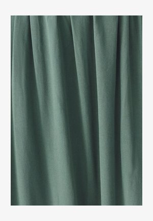 Groene stof met een gladde textuur, met gevouwen plooien en een subtiel diagonaal weefpatroon. Geen zichtbare naden of versieringen.