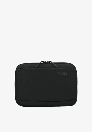 Custodia per laptop nera imbottita con una texture liscia, dotata di chiusura con zip e logo Thule discreto sul davanti. Forma rettangolare.