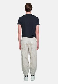Armani Exchange Pantaloni - bia  latte