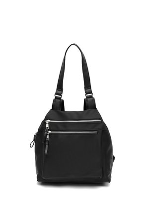 Zaino in nylon nero con due tasche frontali con cerniera e spallacci regolabili, mostrato su sfondo bianco.