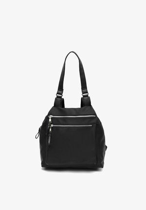 Zaino in nylon nero con due tasche frontali con cerniera e spallacci regolabili, mostrato su sfondo bianco.