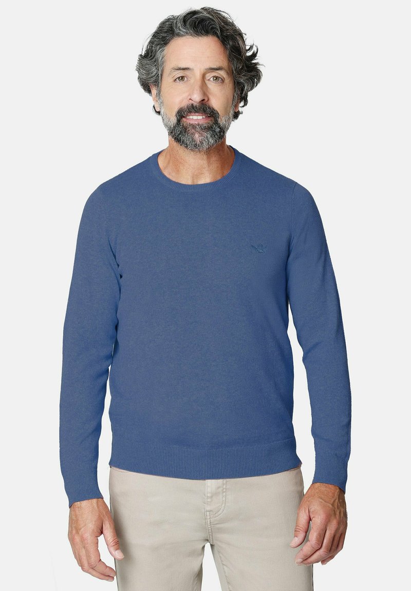 Suéter azul de cuello redondo hecho de un suave tejido de punto. Presenta puños y dobladillo de canalé, con un sutil detalle de logo en el pecho.
