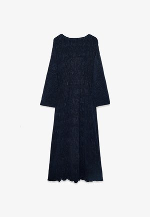 Langærmet, gulvlængde kjole i mørk navy med plisseret tekstur og en scallopet kant. Fremstillet af blødt, let stof.