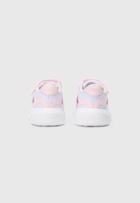 Scarpe sportive con tomaia in mesh bianco e rosa chiaro, suola bianca e chiusura a strappo. Design posteriore arrotondato con texture morbida.