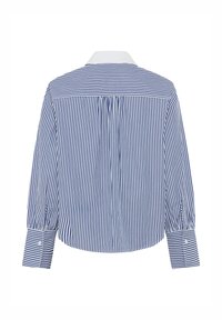 Stripet bluse med hvid krave, i vertikale blå og hvide striber, lange ærmer og knaplukning ved håndleddene. Bagsiden har en plisseret detalje.
