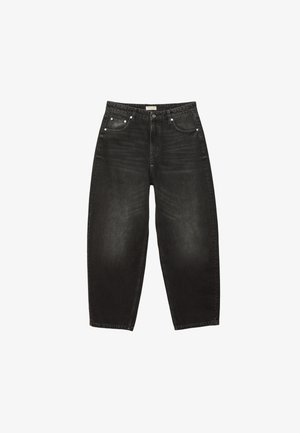 Sorte denim jeans med en løs pasform, forlommer og knaplukning. Har diskrete falmninger og kontrastsyninger.