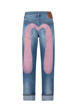 Jeans blu risvoltati con tasche posteriori che presentano un grande disegno rosa che somiglia a una lettera M capovolta sulla seduta e sulle gambe.