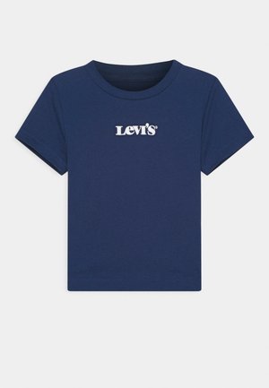 Granatowy T-shirt z krótkim rękawem z białym logo "Levi's" na środku klatki piersiowej, rozłożony na białym tle.