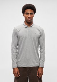 Γκρι μακρυμάνικη πόλο μπλούζα με φερμουάρ στο γιακά. Διαθέτει διακριτικό λογότυπο στην αριστερή πλευρά του στήθους. Μαλακό, απαλό ύφασμα με άνετη εφαρμογή.