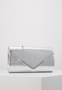 Silver clutch-väska med ett ormigt mönster, metallisk finish och kedjestropp. Har en geometrisk fälldesign och slät yta.