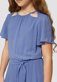 Helles blaues, kurzärmeliges Kleid mit einem plissierten Rock, Cut-out-Schultern und einem Stoffgürtel, der in der Taille gebunden ist. Glatte Textur.