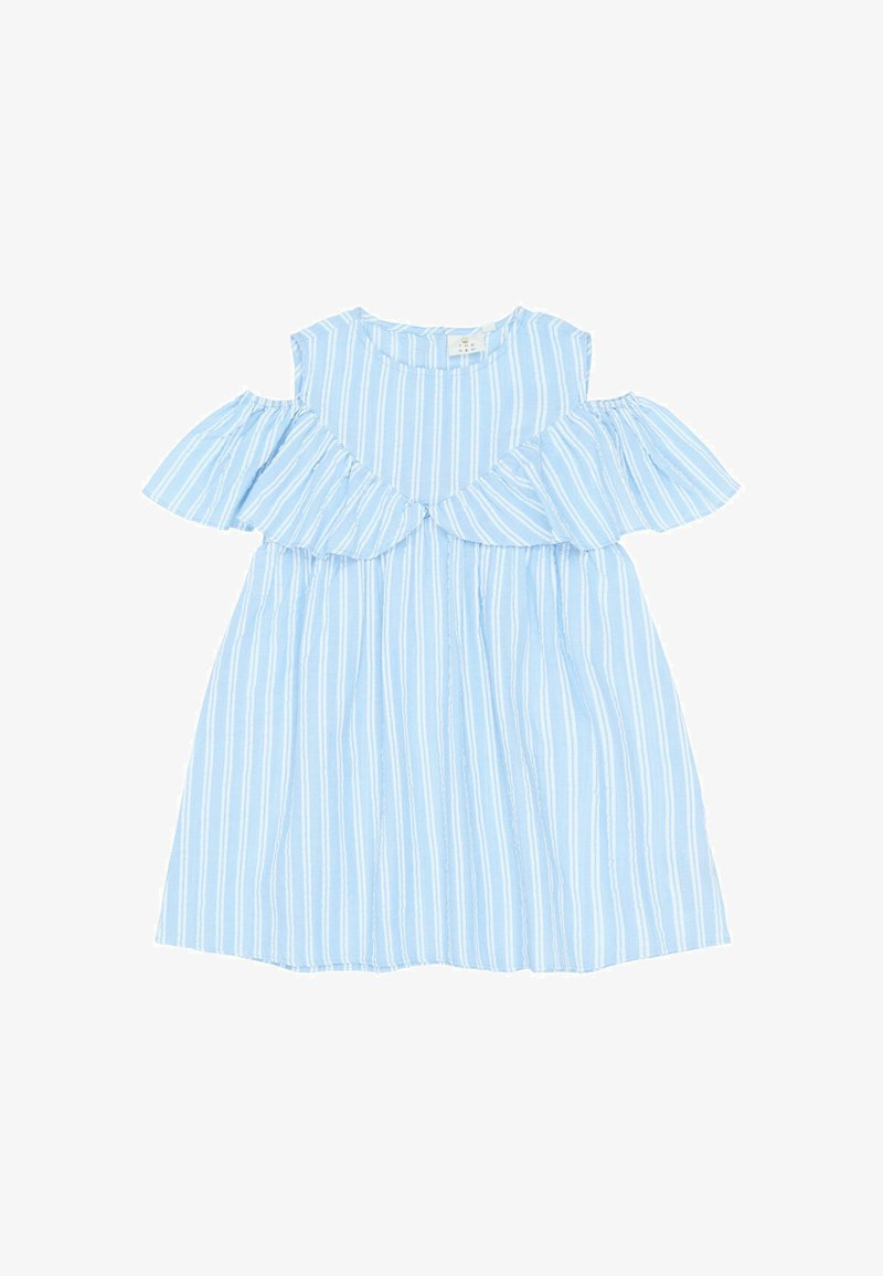 Robe rayée verticale bleu clair et blanche avec des découpes épaules nues et des manches volantées.