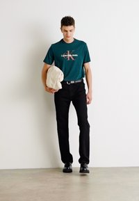 Calvin Klein Jeans HERO MONOGRAM TEE - Camiseta estampada - ponderosa pine