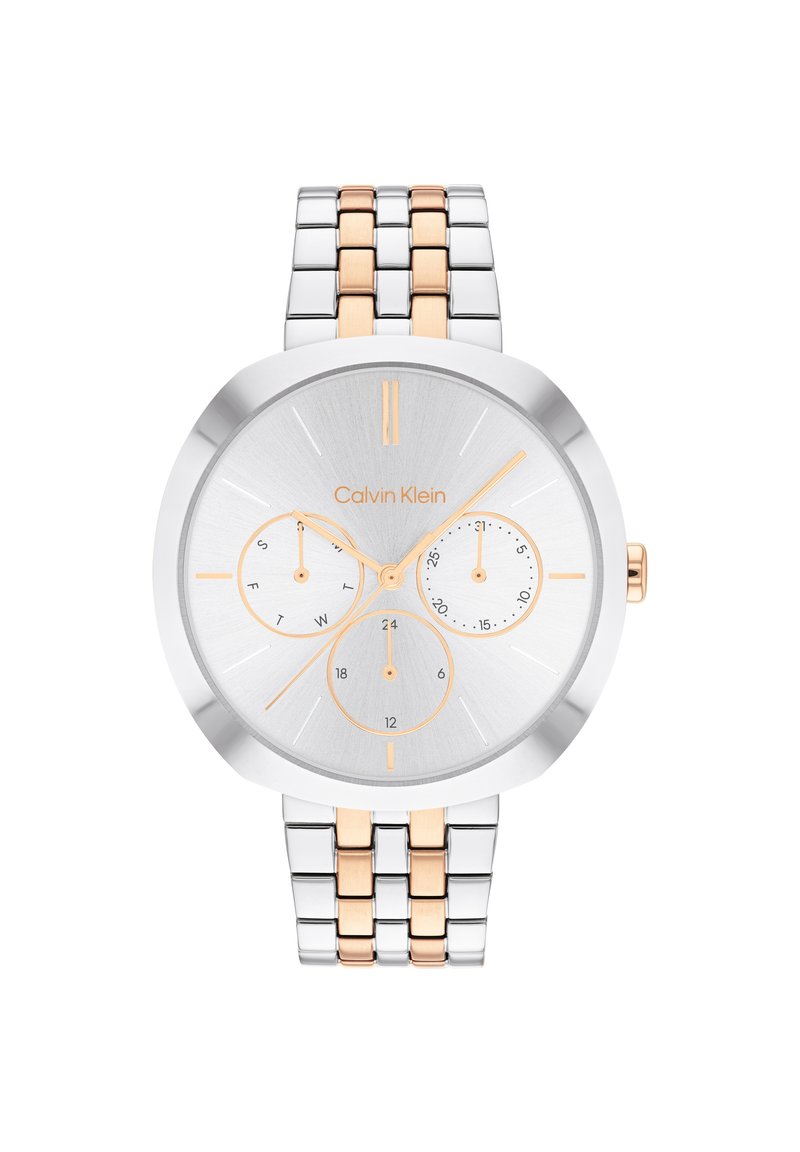 Reloj Calvin Klein con una correa de metal en plata y oro rosa, esfera redonda en plata, tres subesferas y marcadores de hora minimalistas.