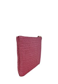 Pochette rettangolare rosa intrecciata realizzata in materiale testurizzato. Presenta una chiusura con cerniera liscia e cuciture discrete lungo i bordi.
