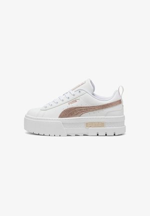 Hvid platform sneaker med roseguld Puma stribe og logo på siden, tyk tekstureret sål og hæltræk-flig.