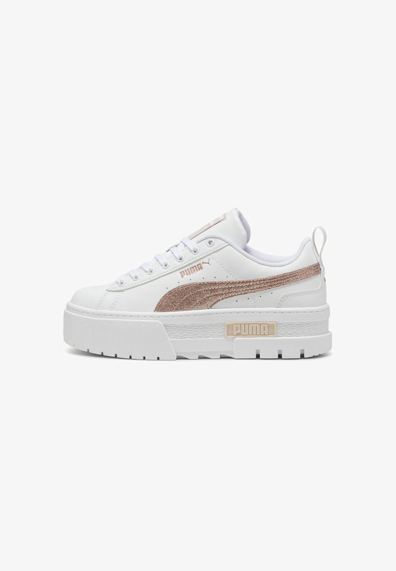 Baskets à plateforme blanches avec bande et logo Puma en or rose sur le côté, semelle épaisse texturée et languette au talon.
