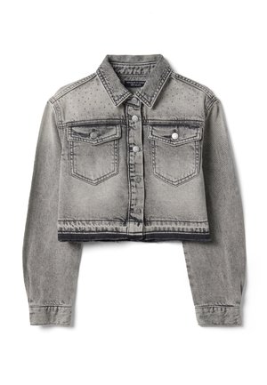 Graue kurze Jeansjacke mit langen Ärmeln, Knopfleiste vorne, zwei Brusttaschen und kleinen Perforationen auf der oberen Brust und den Schultern.