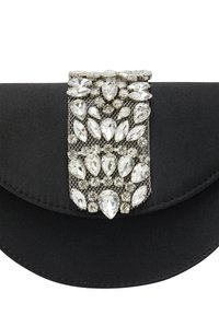 Sort satin clutch med en buet klap, prydet med en sølvnet accent, der har store og små klare rhinestones i diverse former.