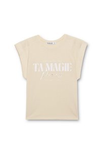 Camiseta de manga corta color crema hecha de una tela suave. Presenta un estampado gráfico en blanco y un acento de escritura, con un ajuste relajado.