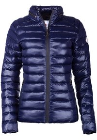 Giacca a vento blu navy con finitura lucida, chiusura con zip, colletto alto e tasche laterali. Presenta un motivo a righe orizzontali e polsini elasticizzati.