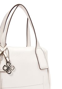 Borsa in pelle bianca con accenti marroni scuri, forma strutturata, doppie maniglie e un ciondolo in metallo con dettagli di design intrecciati.