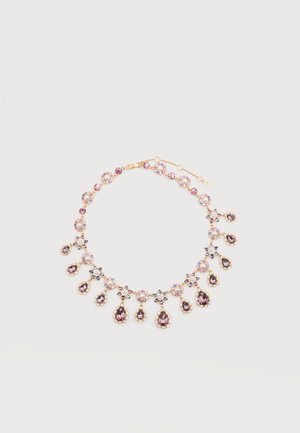 Ogrlica z zlatim pridihom z izmeničnimi vijoličnimi kapljastimi dragulji in cvetličnimi vzorci, poudarjena z majhnimi belimi in roza kamni.