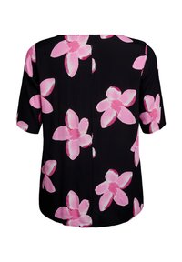 Czarna bluzka z krótkimi rękawami, ozdobiona kwiecistym wzorem dużych różowych kwiatów. Gładka faktura z delikatnym połyskiem i detalem w postaci szwu z tyłu.