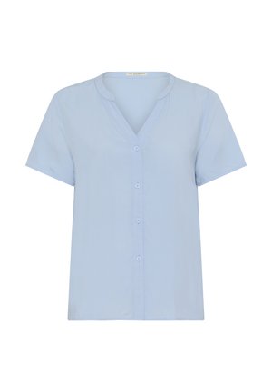 Lichtblauwe blouse met korte mouwen en een V-hals, met een knoopsluiting aan de voorkant en een gladde stoftextuur. Eenvoudig ontwerp zonder patronen.
