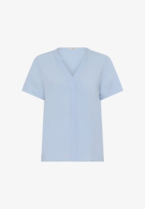 Lichtblauwe blouse met korte mouwen en een V-hals, met een knoopsluiting aan de voorkant en een gladde stoftextuur. Eenvoudig ontwerp zonder patronen.