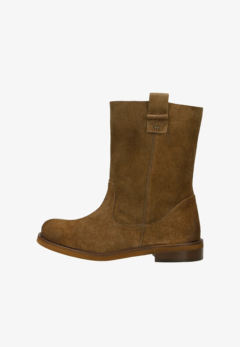 Brązowy zamszowy botek za kostkę z okrągłym noskiem, płaskim obcasem i bocznym uchwytem. Charakteryzuje się gładką fakturą i detalami szycia po bokach.