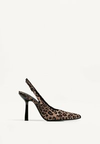 Slingback-korkokenkiä leopardikuosisena, teräväkärkiset, mustalla kiiltävällä korolla ja säädettävällä hihnalla. Pehmeä rakenne, joka korostaa hoikentavaa siluettia.