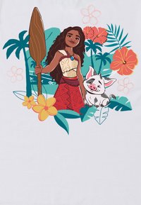 Ilustrace dívky s dlouhými hnědými vlasy, která drží pádlo, má na sobě vzorovaný top a červenou sukni, vedle ní stojí prase a tropické rostliny.