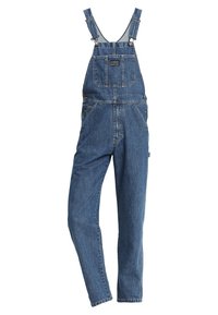 Pantalones de mezclilla azul con tirantes ajustables, bolsillos frontales y un bolsillo cuadrado en el pecho con un parche de marca. Diseño de pierna recta.