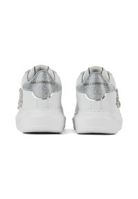 Baskets blanches avec un dessus en cuir lisse, des accents métalliques argentés sur le talon et un détail pailleté texturé à l'arrière.