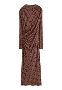 Lang, brun kjole med sorte prikker; har lange ærmer og samling detalje på den ene side, lavet af glat stof.