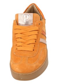 Orange Wildlederschuh mit flachen Schnürsenkeln, einem gepolsterten Kragen, einem metallischen Logo-Patch und einer strukturierten Gummisohle. Mit kontrastierenden cremefarbenen und braunen Streifen.