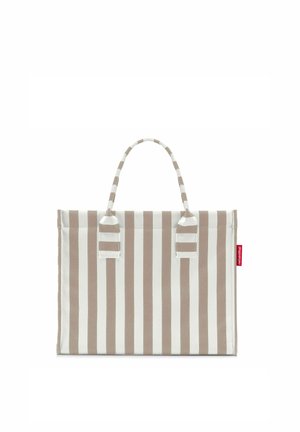 Sac à main rectangulaire à rayures verticales beige et blanc avec deux poignées courtes et une petite étiquette de marque rouge sur le côté.