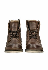 Stivaletti alla caviglia in pelle marrone con finitura texturizzata, dotati di lacci, colletto imbottito e un'etichetta con il marchio sulla linguetta. Suola in gomma piatta.