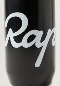 Un canister noir avec une écriture blanche fluide en relief qui dit "Rap". La surface semble lisse avec une finition mate.