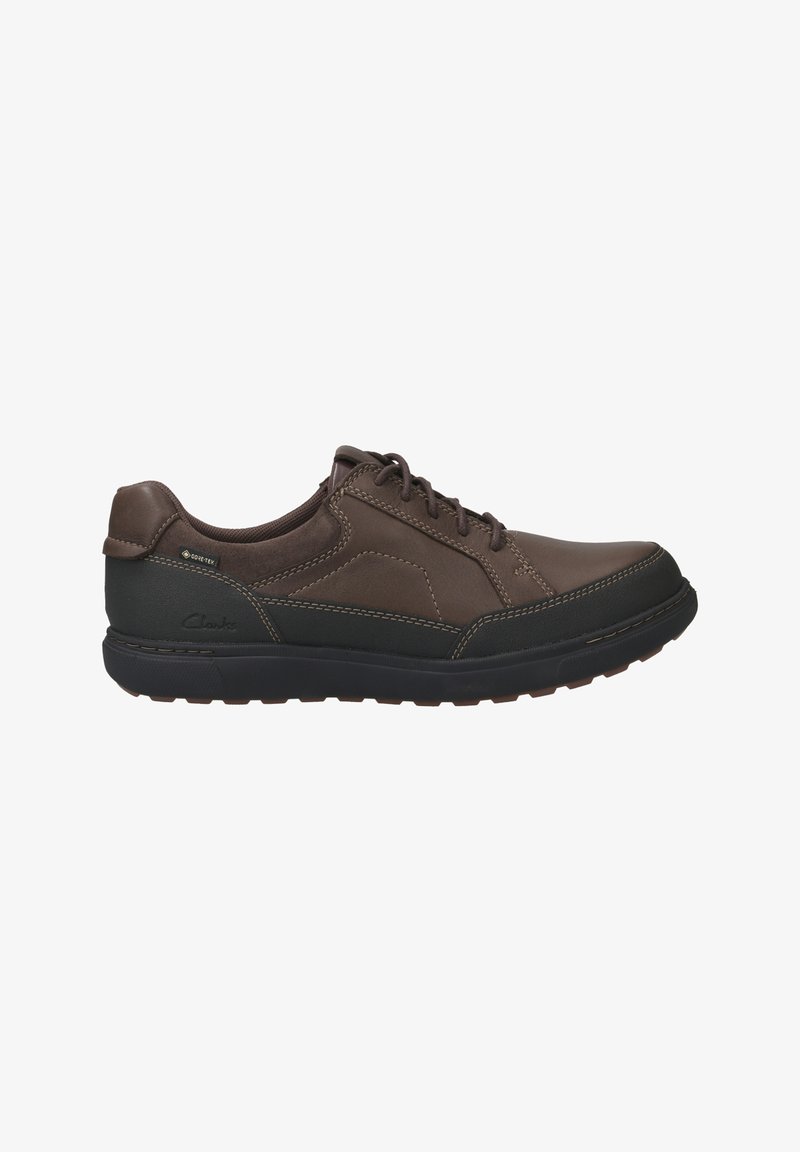 Braunes Leder Schuh mit schwarzer Gummisohle, ausgestattet mit Schnürdesign und wasserdichtem Gore-Tex-Detail. Glatte Textur, gepolsterter Schaft.