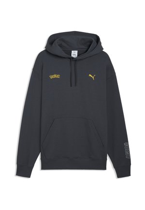 Felpa con cappuccio grigio scuro con loghi gialli di Pokémon e Puma sul petto, tasca a marsupio frontale e "#0197" stampato sul polsino della manica sinistra.