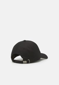 Căciulă de baseball neagră cu un vârf rotunjit, margine curbată și curea ajustabilă cu un bucluc metalic. Fabricată dintr-un material rezistent, fără modele vizibile.