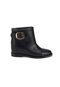 Bottine en cuir noir à talon bas avec bride à boucle dorée sur le côté, finition lisse, bout arrondi et fermeture éclair latérale.