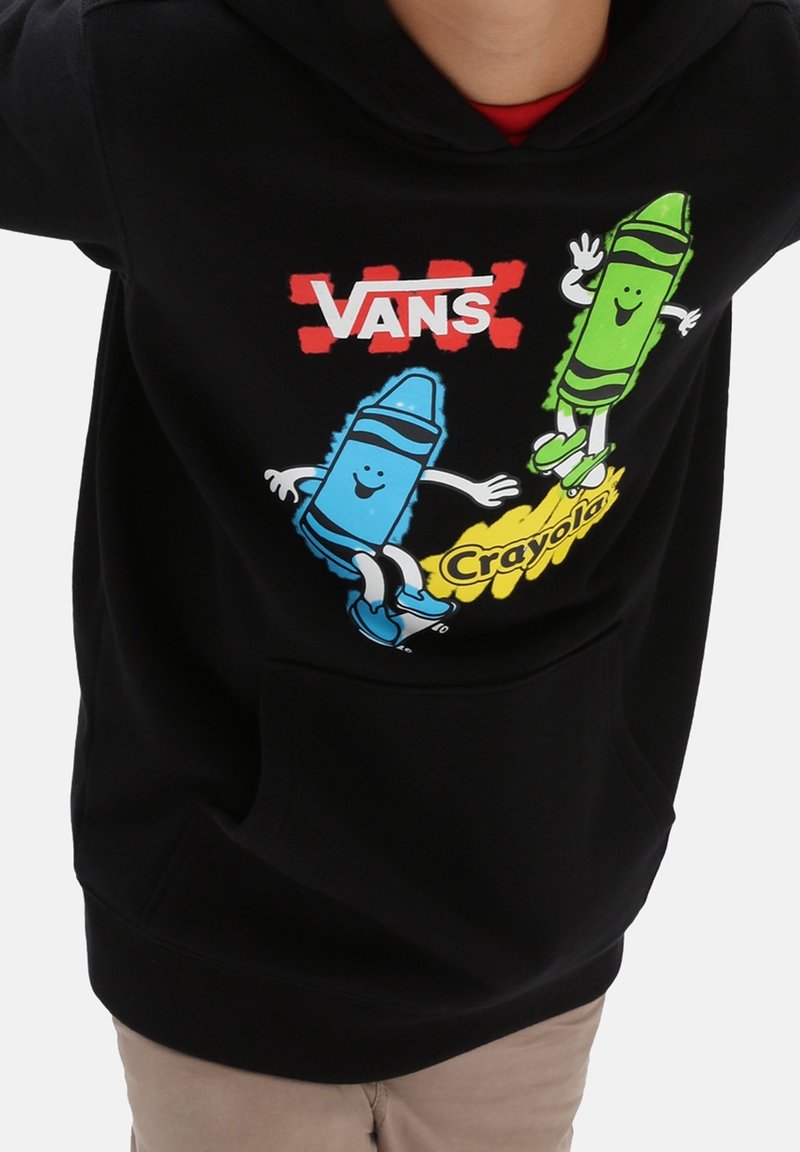 Un sweat à capuche noir avec des personnages de dessins animés en bleu et vert en forme de crayons, avec un logo Vans et un grand logo Crayola sur le devant. Tissu doux, poche kangourou.