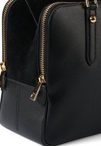 Μαύρη δερμάτινη τσάντα με υφή στην επιφάνεια, χρυσλά φερμουάρ και μεταλλικές λεπτομέρειες. Διαθέτει δομημένο σχήμα και ανοιχτή εσωτερική πλευρά.