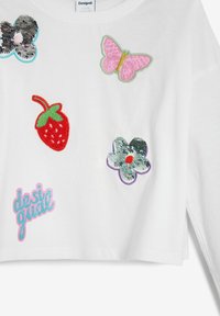 Desigual WITH APPLIQUE SHAPES - Langarmshirt - white