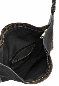 Sac à épaule à motif léopard avec intérieur noir, avec une fermeture éclair dorée et une poche zippée intérieure.