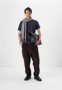 Barbour BARBOUR ARNSIDE TARTAN POCKET T-SHIRT - Μπλουζάκι με στάμπα - navy